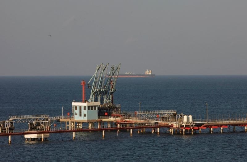 © Reuters. مصادر: ليبيا تستأنف شحن النفط من مرسى الحريقة بعد محادثات