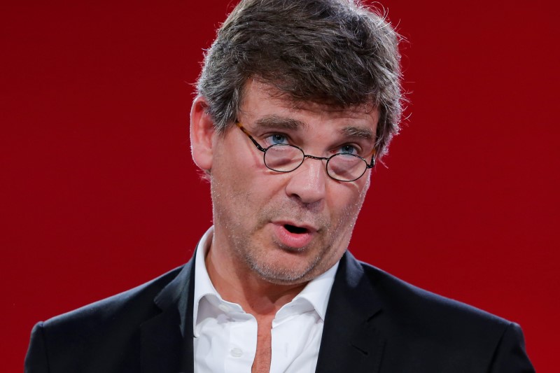 © Reuters. Former French Economy Minister Montebourg, delivers a speech as he attends the Socialist Party's "Universite d'ete" summer meeting in La Rochelle