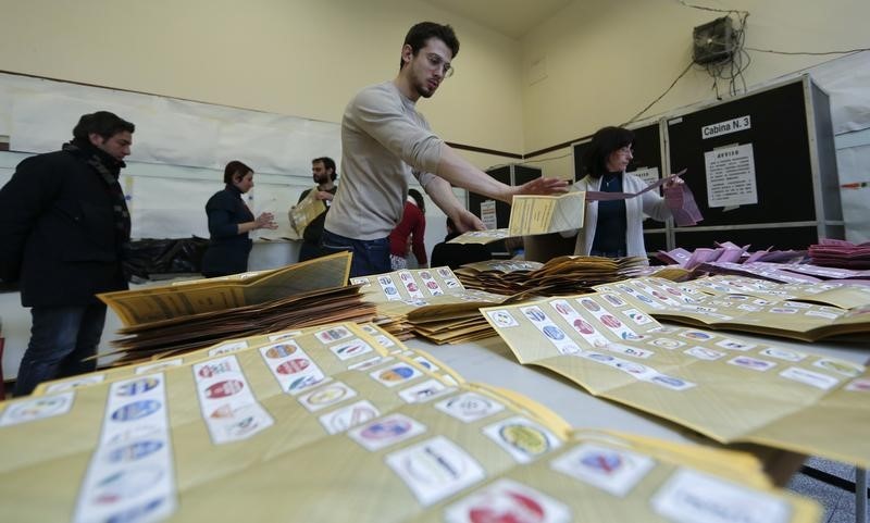 © Reuters. Un'immagine d'archivio di un seggio elettorale