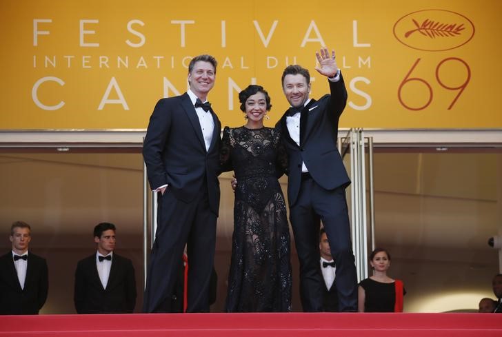 © Reuters. Diretor Jeff Nichols posa ao lado de Joel Edgerton e Ruth Negga em Cannes