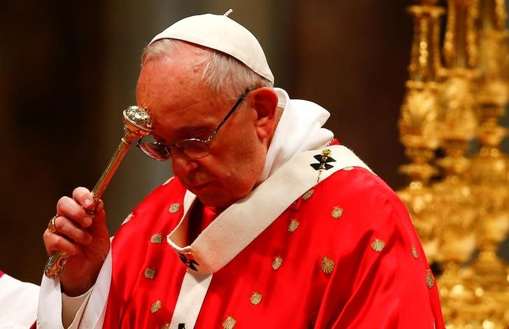 © Reuters. Papa Francisco celebra missa no Vaticano