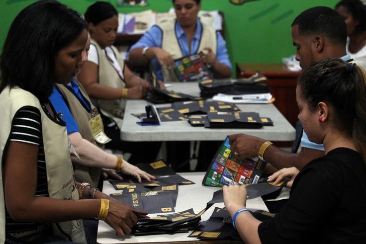 © Reuters. Funcionários dominicanos contam votos após eleição 