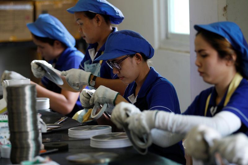 © Reuters. Employees arrange blades for construction at an assembly line at Gang Yan Diamond Tools, a Chinese manufacturing plant, located in the Thai-Chinese Rayong Industrial Zone