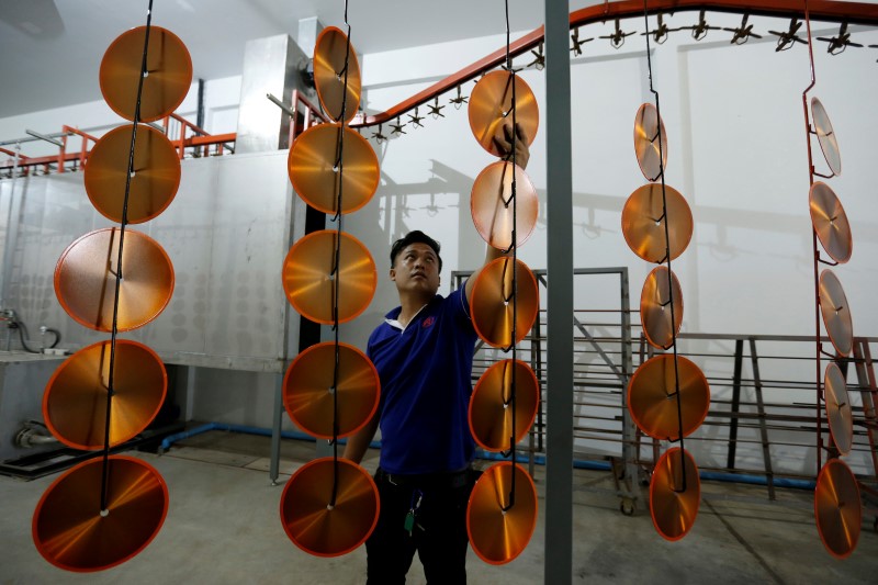 © Reuters. An employee arranges blades for construction at an assembly line at Gang Yan Diamond Tools, a Chinese manufacturing plant, located in the Thai-Chinese Rayong Industrial Zone