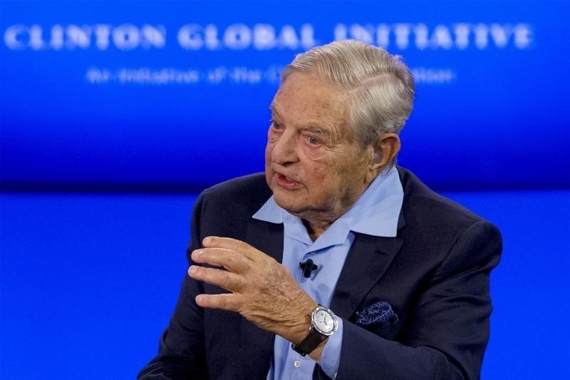 © Reuters. Billionaire hedge fund manager George Soros speaks during a discussion at the Clinton Global Initiative's annual meeting in New York
