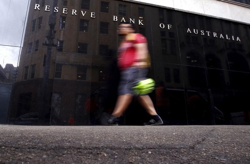 © Reuters. A worker walks past the Reserve Bank of Australia head office in central Sydney, Australia