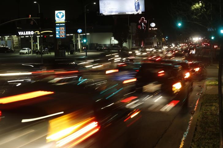 © Reuters. Gas prices at a Valero gas station are pictured, as vehicles drive by, in Los Angeles