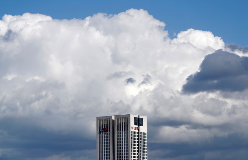 © Reuters. The branch of Swiss bank UBS is seen under huge clouds in Frankfurt