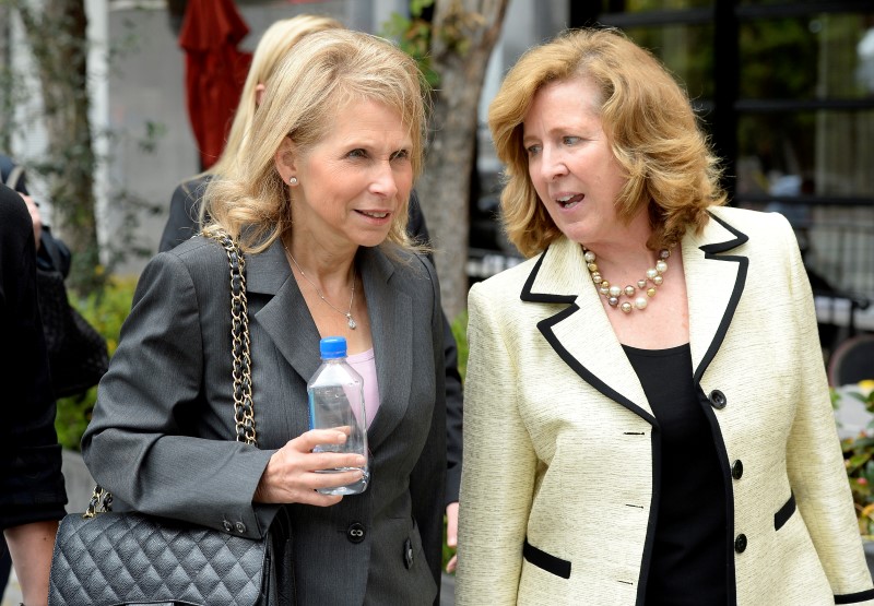 © Reuters. Sumner Redstone's daughter Shari Redstone leaves a downtown courthouse with her attorney Elizabeth Burnett in Los Angeles