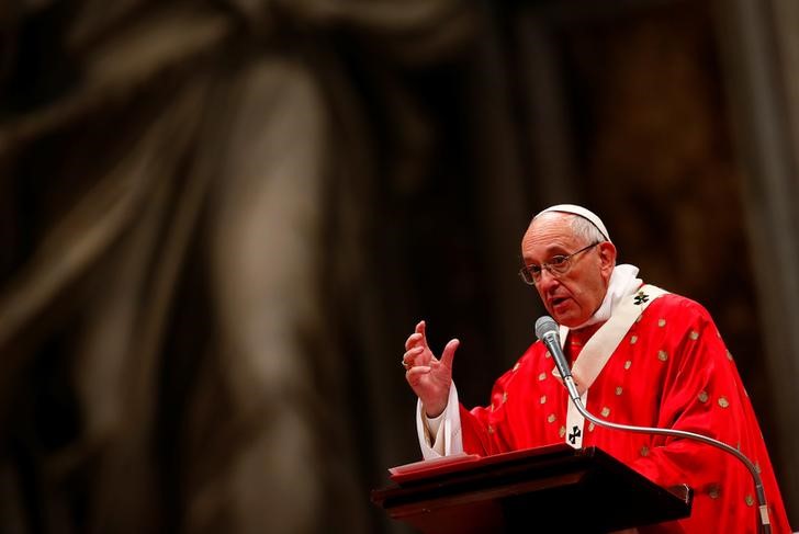 © Reuters. El papa critica a Occidente por intentar exportar su estilo de democracia