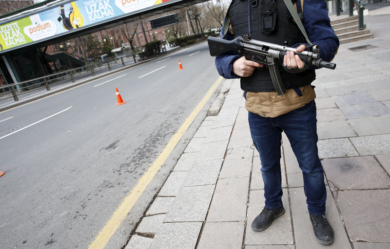 © Reuters. Policial turco visto em Ancara