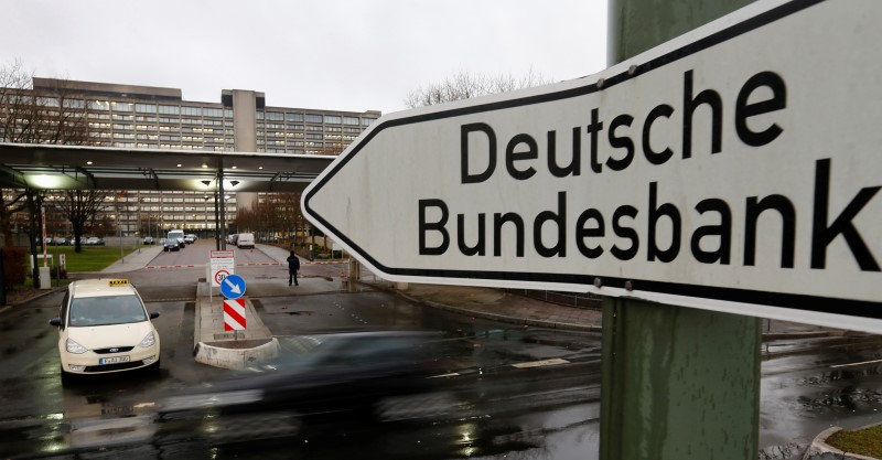 © Reuters. A sign is seen outside the headquarters Germany's federal bank Deutsche Bundesbank in Frankfurt