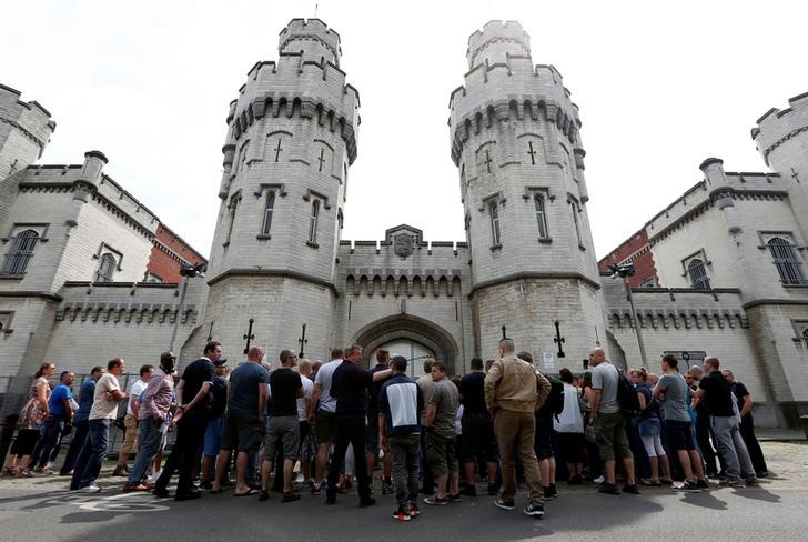 © Reuters. Belgian prison officers gather in front of the Saint-Gilles prison in a protest over budget cuts in Brussels