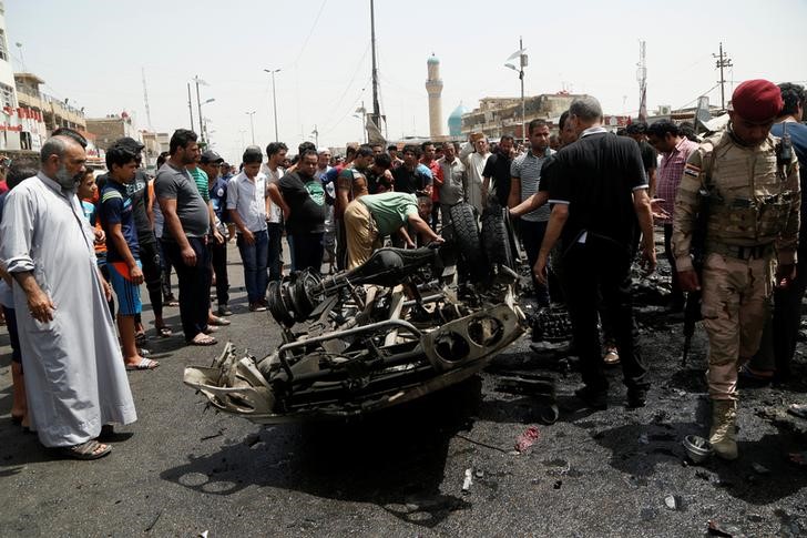© Reuters. Dos atentados con bomba en Bagdad dejan 23 muertos -policía, fuentes médicas