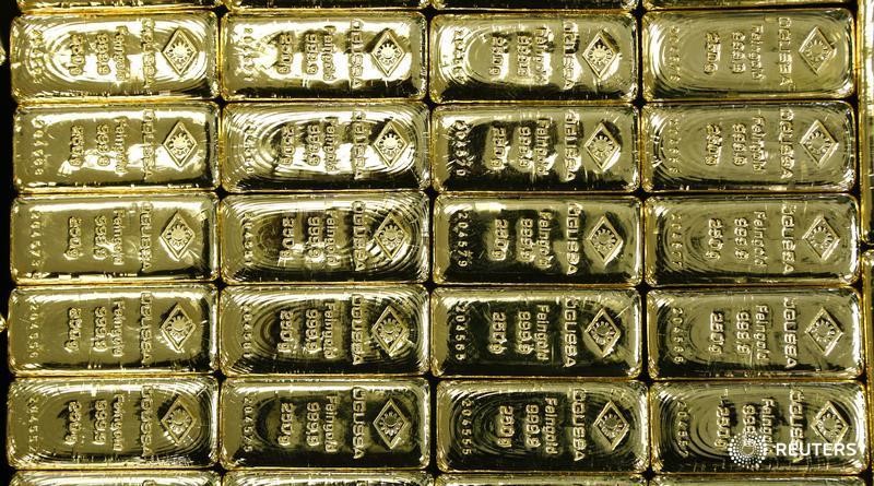 © Reuters. Слитки золота на заводе Oegussa в Вене