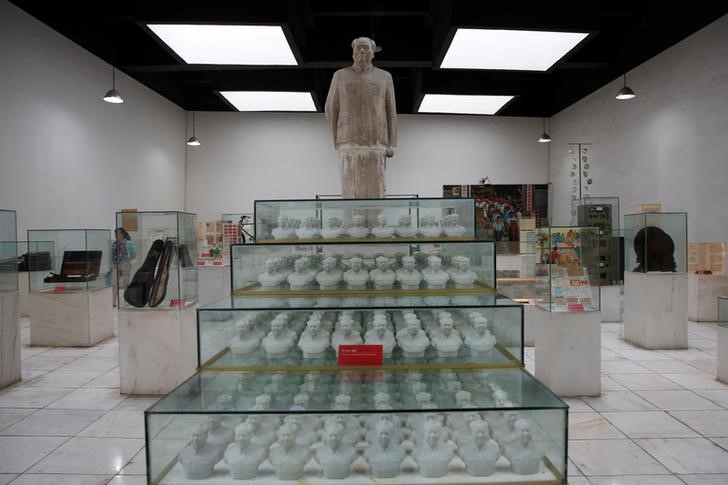 © Reuters. Estátua e figuras de porcelana do ex-líder chinês Mao Zedong vistas em museu na província de Sichuan, China