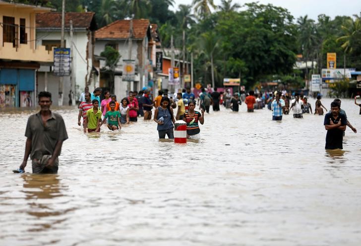 © Reuters. الأمطار الموسمية في سريلانكا تشرد 130 ألف شخص