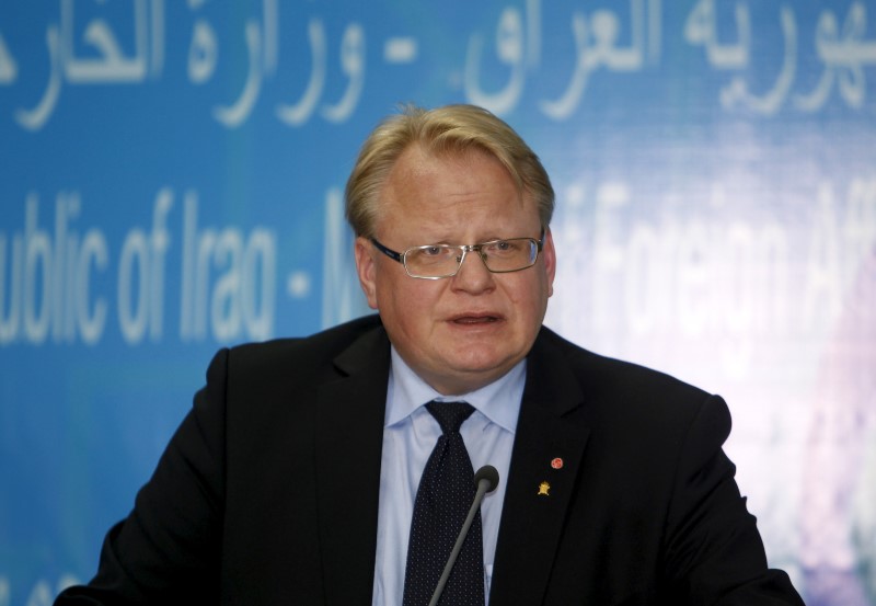 © Reuters. Sweden's Defence Minister Peter Hultqvist speaks at a news conference in Baghdad