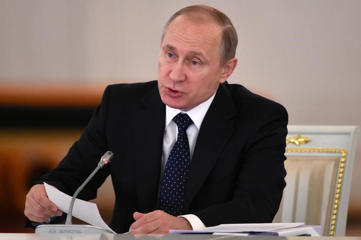 © Reuters. Russian President Vladimir Putin chairs a meeting of the State Council on developing the construction sector at the Kremlin