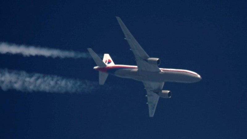 © Reuters. File photo of Malaysia Airlines Boeing 777 flight MH-17 with the registration number 9M-MRD flying over Poland