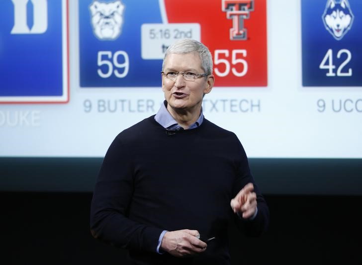 © Reuters. Apple CEO Tim Cook speaks during an event at Apple headquarters in Cupertino, California 