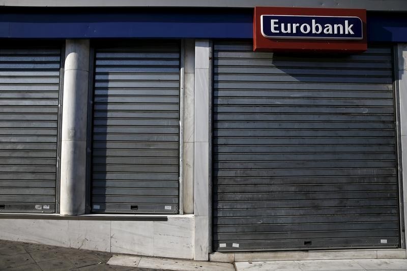 © Reuters. A closed Eurobank branch after the Greek government imposed capital controls at the country's banks in Athens