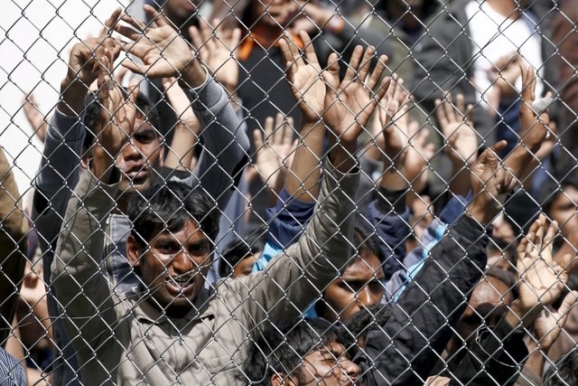 © Reuters. Imigrantes vistos na ilha grega de Lesbos