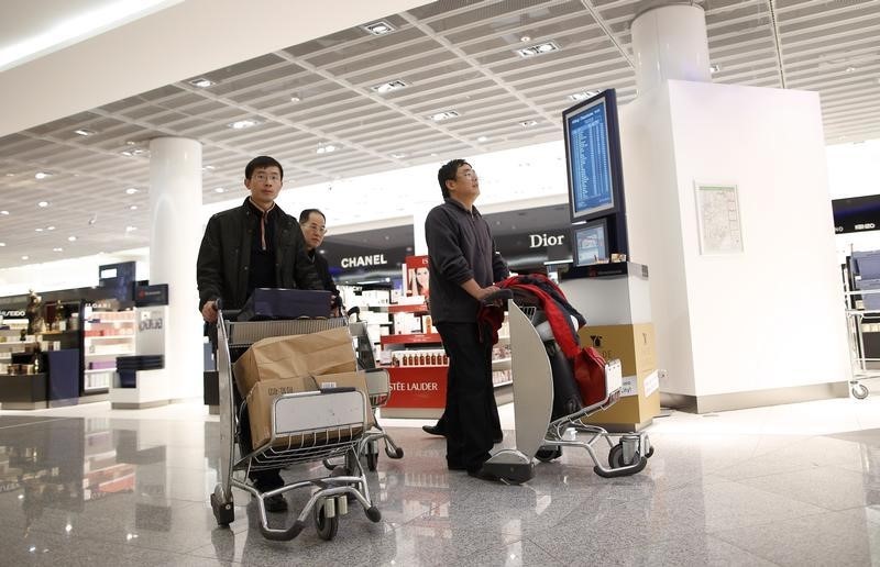 © Reuters. NOUVEAU PLONGEON DES ACHATS DE LUXE DES TOURISTES CHINOIS