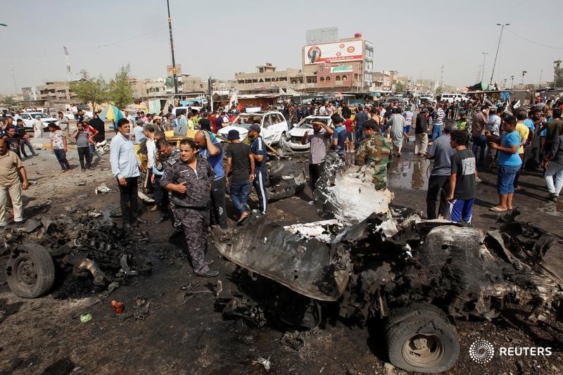 © Reuters. ثلاثة تفجيرات في بغداد تقتل 70 شخصا في أسوأ موجة عنف في 2016