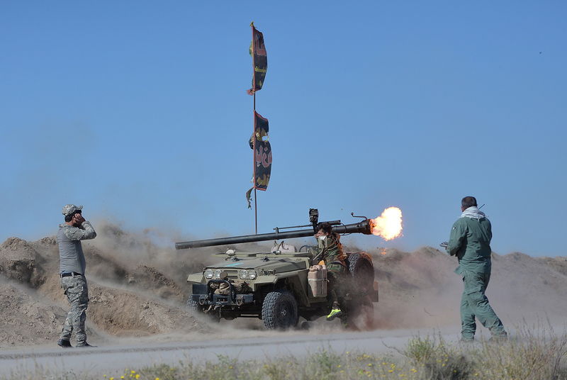 © Reuters. Shi'ite fighters fire a rocket toward Islamic State militants on the outskirts of Fallujah, west of Baghdad