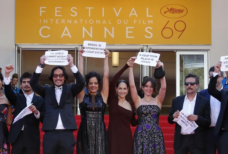 © Reuters. Elenco e diretor do filme "Aquarius" Kleber Mendonça Filho protestam em Cannes