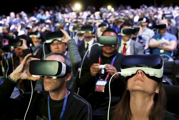 © Reuters. People wear Samsung Gear VR devices as they attend the launching ceremony of new Samsung S7 and S7 edge smartphones during the Mobile World Congress in Barcelona