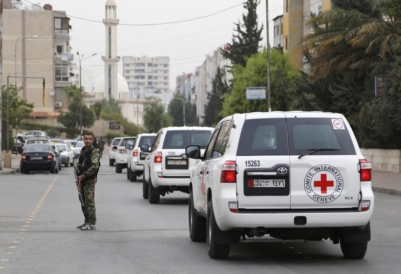 © Reuters. مسؤول: الصليب الأحمر يصل لأعداد أكبر من الناس في سوريا ويكثف عملياته