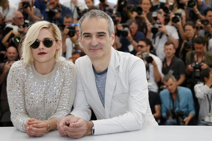 © Reuters. Kristen Stewart e diretor Olivier Assayas posam em Cannes