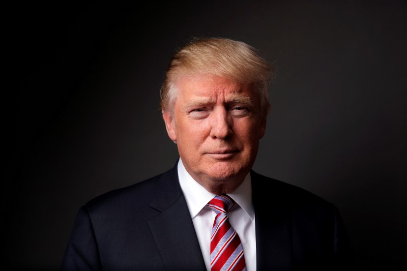 © Reuters. Republican U.S. presidential candidate Donald Trump poses for a photo after an interview with Reuters in his office in Trump Tower, in the Manhattan borough of New York City