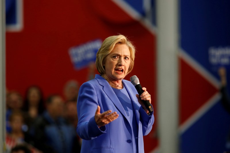 © Reuters. Clinton speaks at the Union of Carpenters and Millwrights Training Center in Louisville