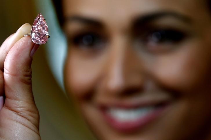 © Reuters. Modelo apresenta diamante rosa vendido em Genebra