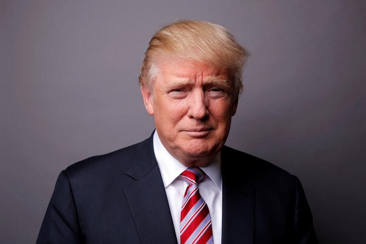 © Reuters. Republican U.S. presidential candidate Donald Trump poses for a photo after an interview with Reuters in his office in Trump Tower, in the Manhattan borough of New York City