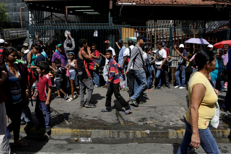 © Reuters. La oposición venezolana rechaza el decreto de emergencia de Maduro