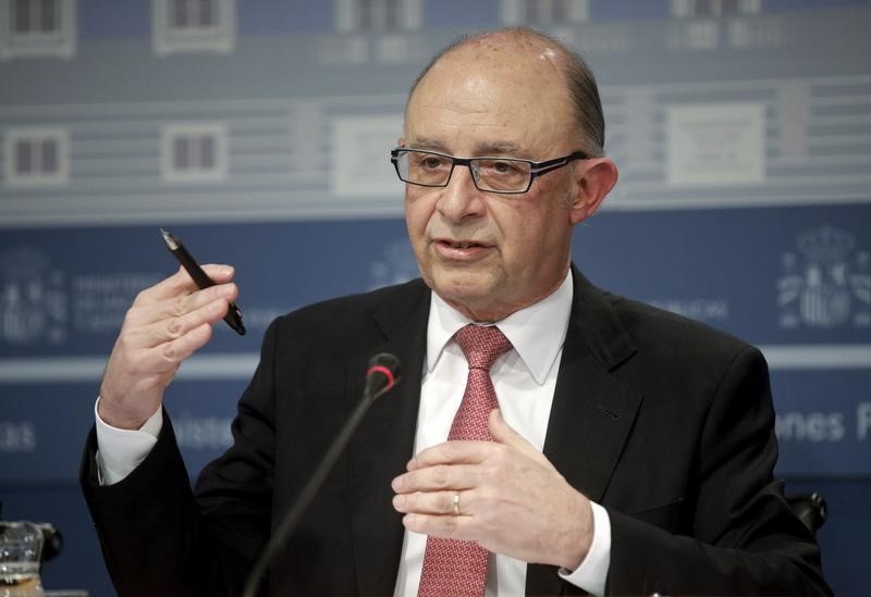 © Reuters. Spain's Treasury Minister Montoro gestures during a news conference in Madrid, Spain