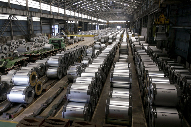 © Reuters. Columns of steel are stacked inside the China Steel production factory in Kaohsiung, southern Taiwan