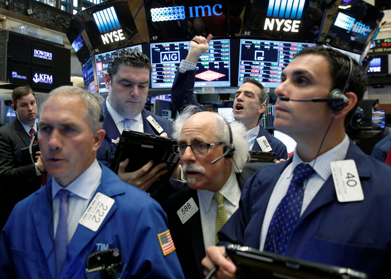 © Reuters. Traders work on the floor of the NYSE 