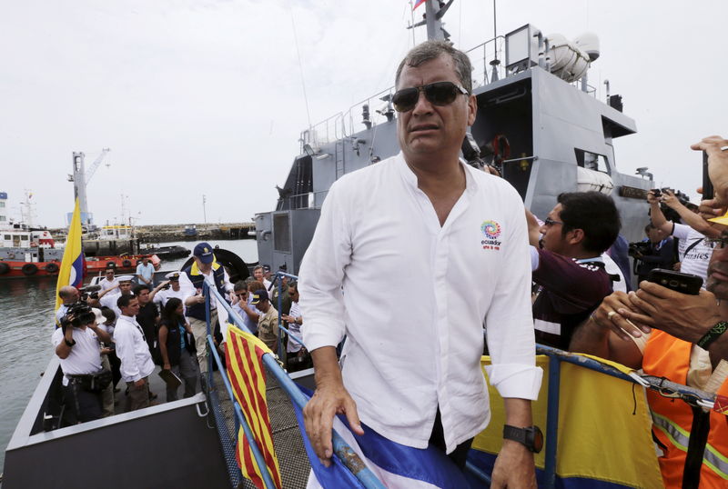 © Reuters. Presidente equatoriano, Rafael Correa, visitando área atingida por terremoto em abril