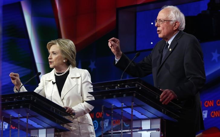 © Reuters. Pré-candidatos democratas à Presidência dos EUA Hillary Clinton e Bernie Sanders durante debate em Nova York