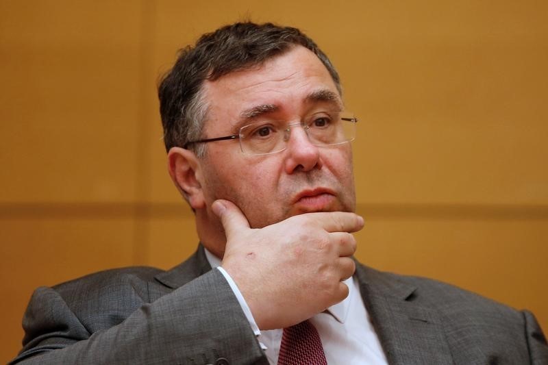 © Reuters. Total CEO Patrick Pouyanne attends a Senate commission hearing in Paris