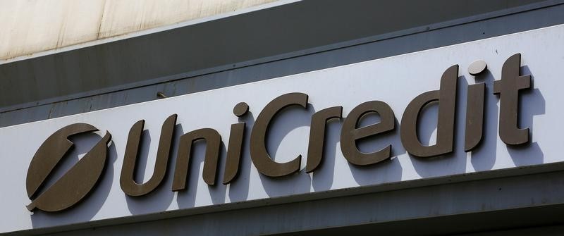 © Reuters. A UniCredit logo is seen in downtown Rome
