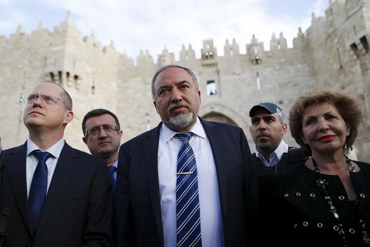 © Reuters. Lieberman, head of the right-wing Yisrael Beitenu party, stands next to party members as he visits Damascus Gate in Jerusalem's Old City