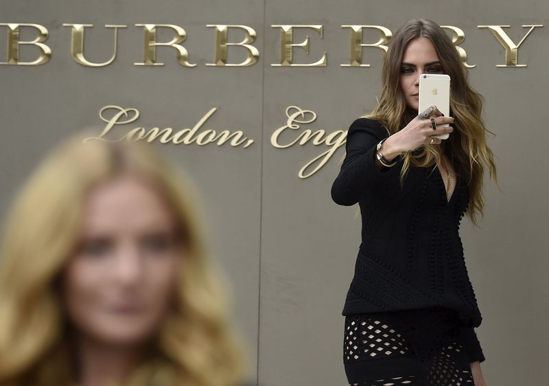 © Reuters. Modelo Cara Delevingne em frente loja da grife de luxo britânica Burberry 