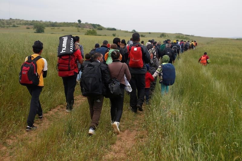 © Reuters. الاتحاد الأوروبي يدعو أعضاءه لمزيد من التعاون في أزمة اللاجئين