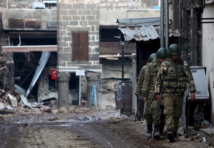 © Reuters. الجيش التركي: مقتل أربعة جنود في انفجار بجنوب شرق البلاد